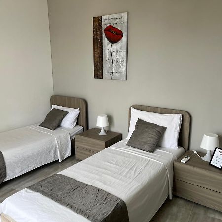 מסידה F10 Room 3, Private Room Two Single Beds Shared Bathroom In Shared Flat מראה חיצוני תמונה